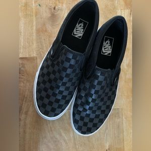 Vans men or women shoes bought for my son but they done fit.